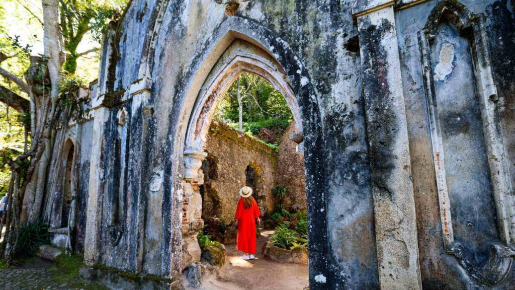 Historisk ruin i Monserrate-hagen i Sintra omgitt av gr&oslash;nn vegetasjon