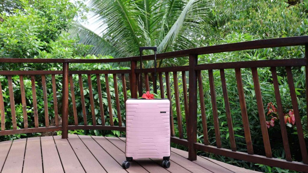 Reise med h&aring;ndbagasje. Koffert fra North Pioneer i tropiske omgivelser. 