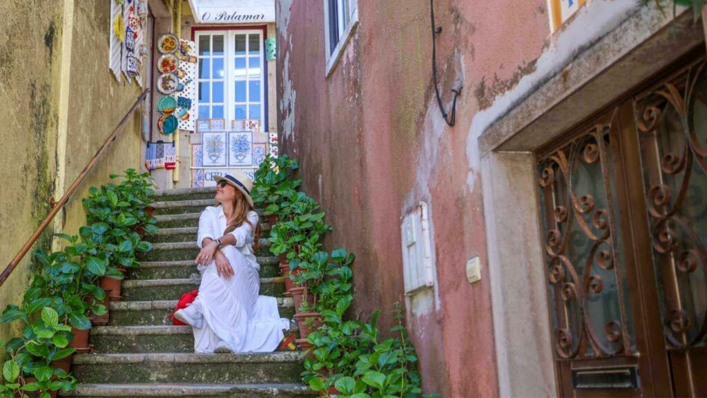 Smal gate i gamlebyen med trapper og keramikk.