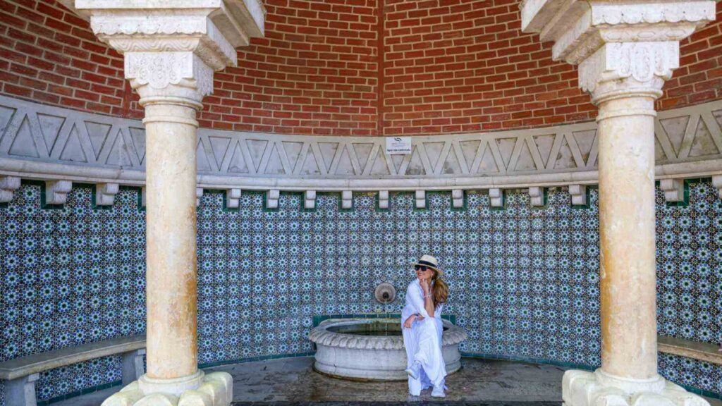 Flisdekorert fontene med azulejos i Sintra sentrum Portugal