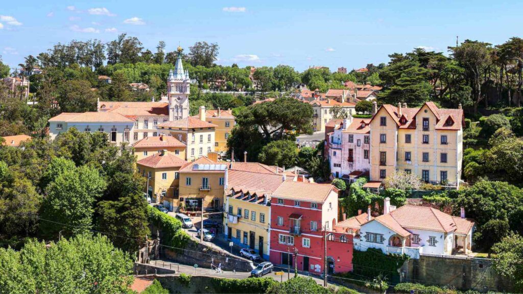 Oversiktsbilde av sentrum med fargerike bygninger