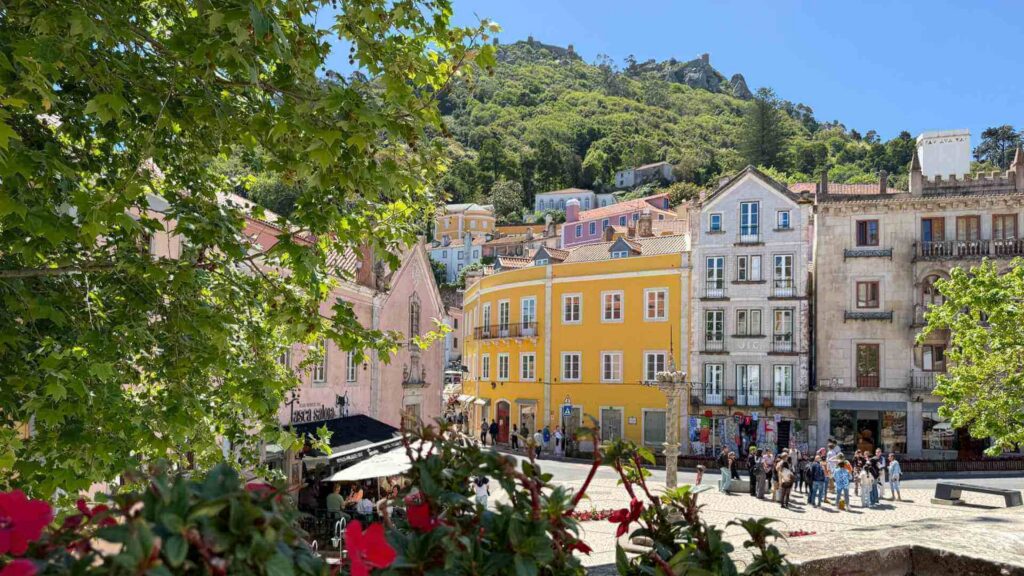 Torg i Sintra med blomster og utsikt til fjellene