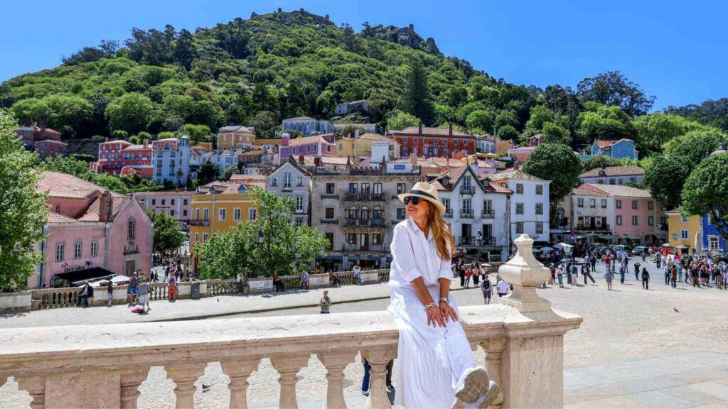 Utsikt over Sintra sentrum fra torget med fargerike hus og fjell i bakgrunnen.