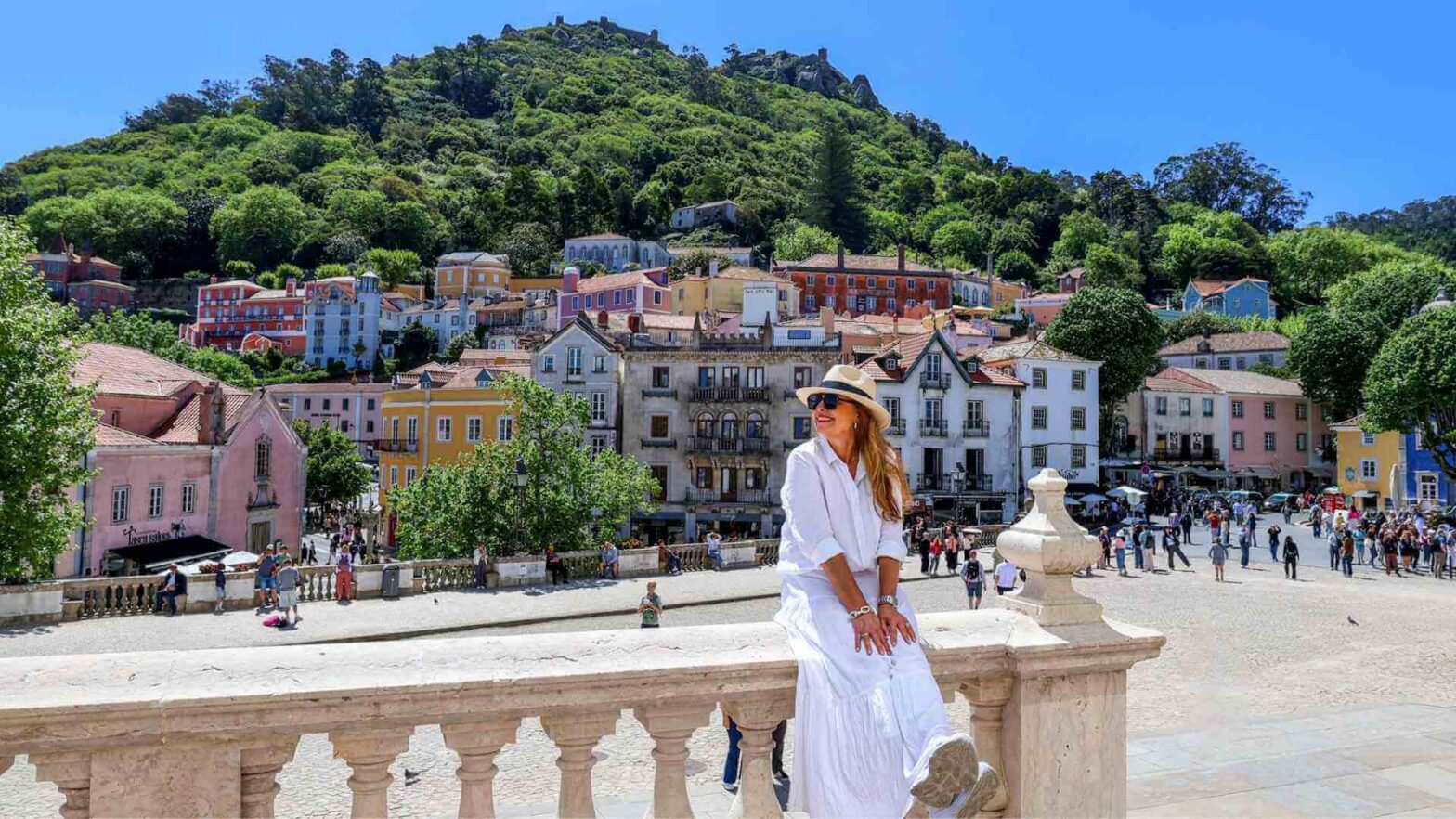 Utsikt over Sintra sentrum med fargerike hus og fjell i bakgrunnen Portugal