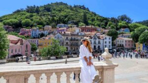 Utsikt over Sintra sentrum med fargerike hus og fjell i bakgrunnen Portugal