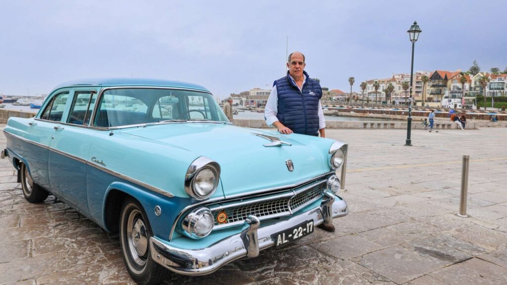 Vintage bil i Cascais med lokal guide ved havnen