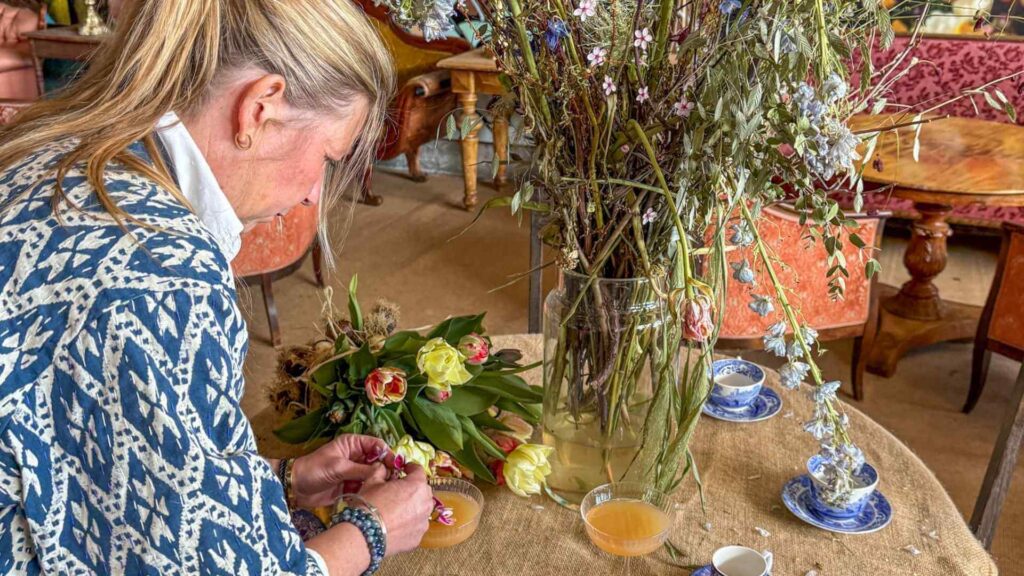 Camilla Anvik lager dekorasjoner med blomster fra Skj&aelig;rg&aring;rdshagen