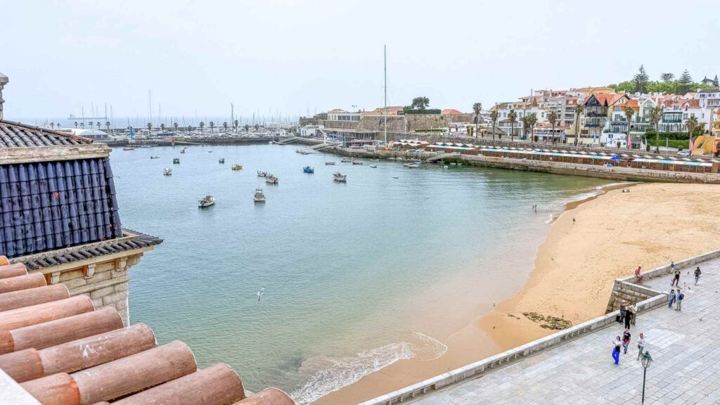 Utsikt over bystranden i Cascais fra Cascais Villa boutique hotell.