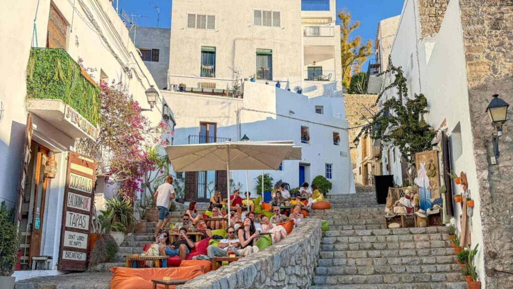 Restaurant og loungestoler i de historiske brosteinsgatene i Dalt Vila i Ibiza by.