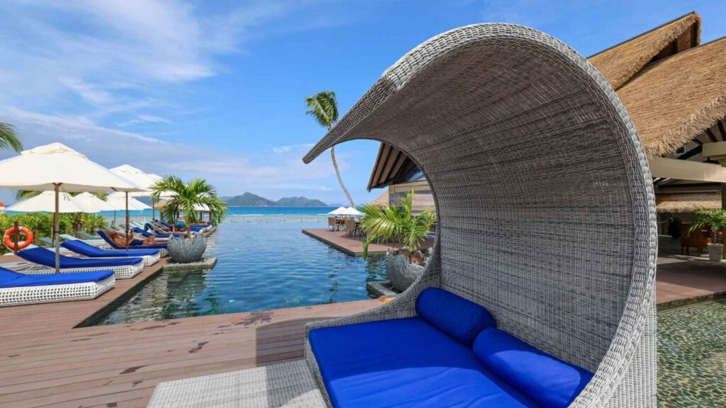 Daybed ved infinity-poolen p&aring; hotellet p&aring; La Digue Seychellene
