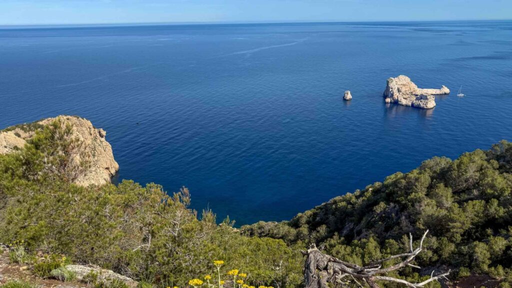 Utsikt fra Heaven’s Gate på Ibiza med dramatiske klipper, dypt blått hav og den karakteristiske steinformasjonen utenfor nordkysten av øya.