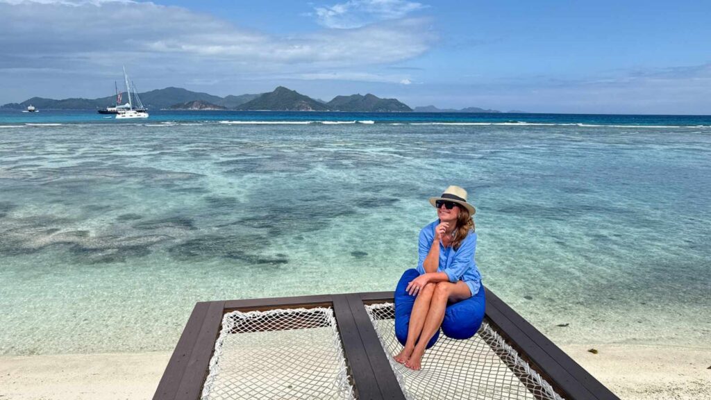 Gjest p&aring; Le Domaine de L&rsquo;Orangeraie p&aring; La Digue p&aring; Seychellene ved havet