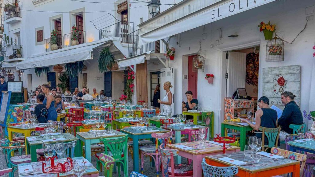 Fargerik restaurantgate med uteservering i gamlebyen Dalt Vila på Ibiza.