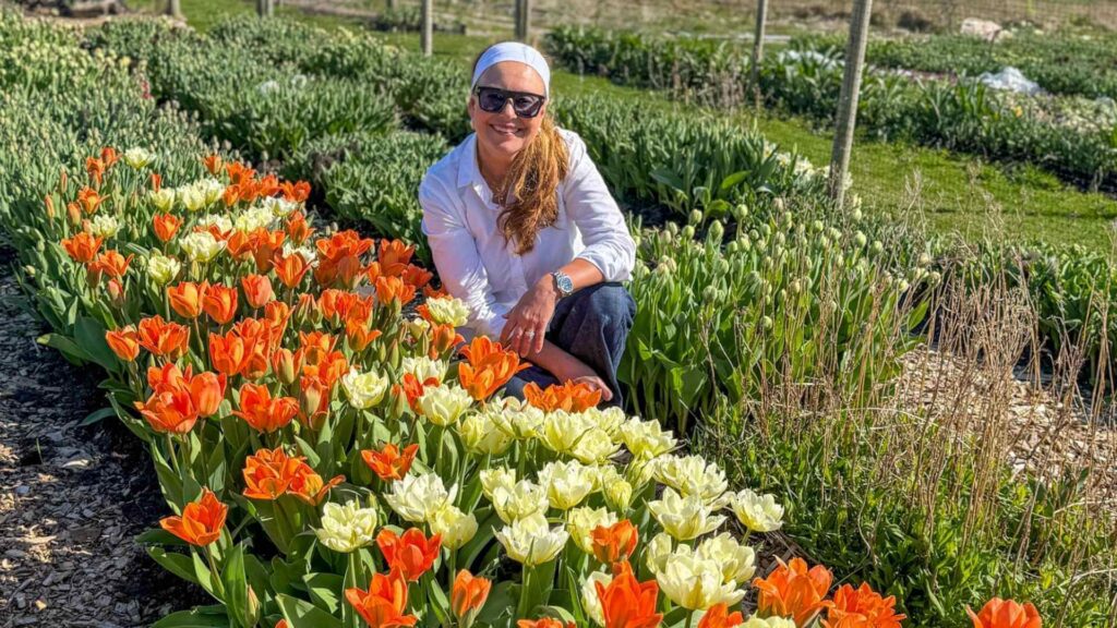 Smilende og blir dame med tulipaner
