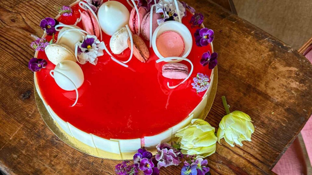 Kake pyntet med spiselige blomster fra Skj&aelig;rg&aring;rdshagen