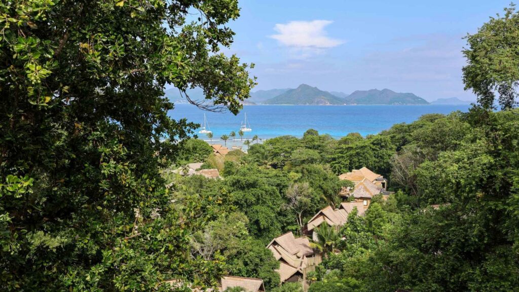 Utsikt over tropisk vegetasjon og bungalowene p&aring; Le Domaine de L&rsquo;Orangeraie p&aring; La Digue