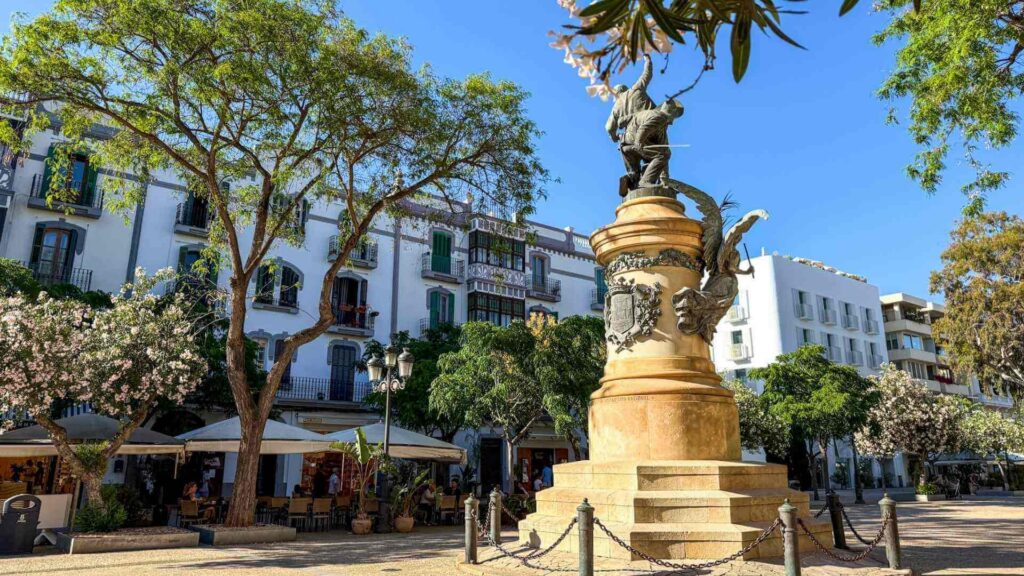 Monument og palmetrær på Vara de Rey, det elegante torget i sentrum av Ibiza by.