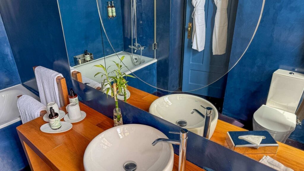 Blått baderom på boutique hotel i Cascais