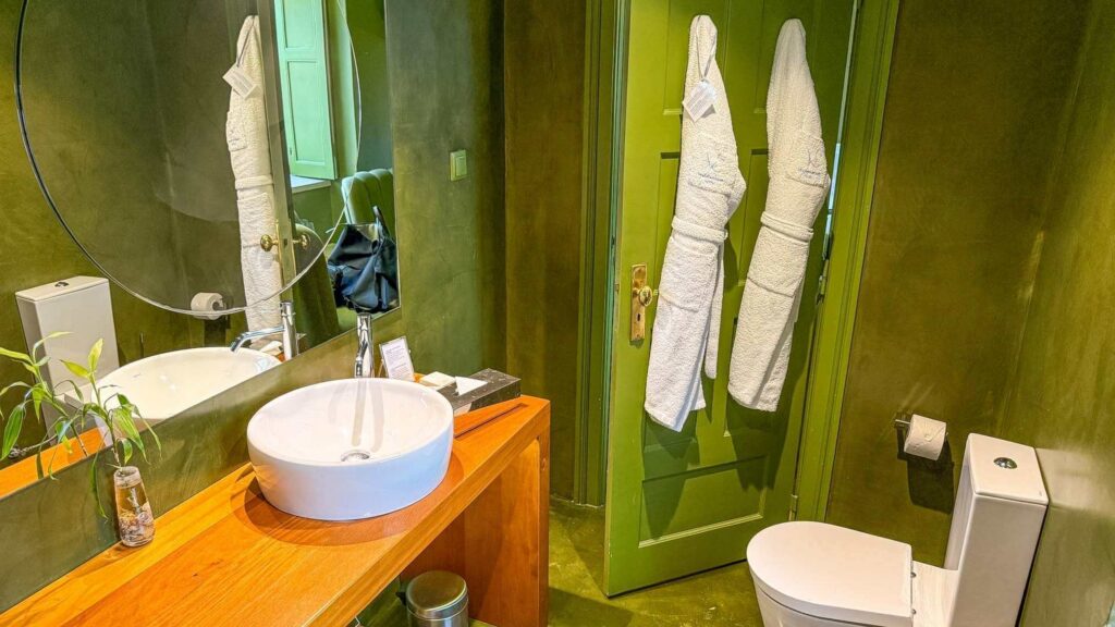 Grønt baderom på boutique hotel i Portugal