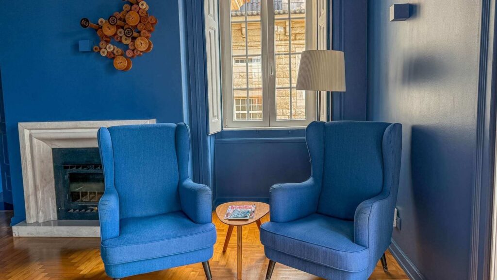 Lenestoler ved peis på blått hotellrom
