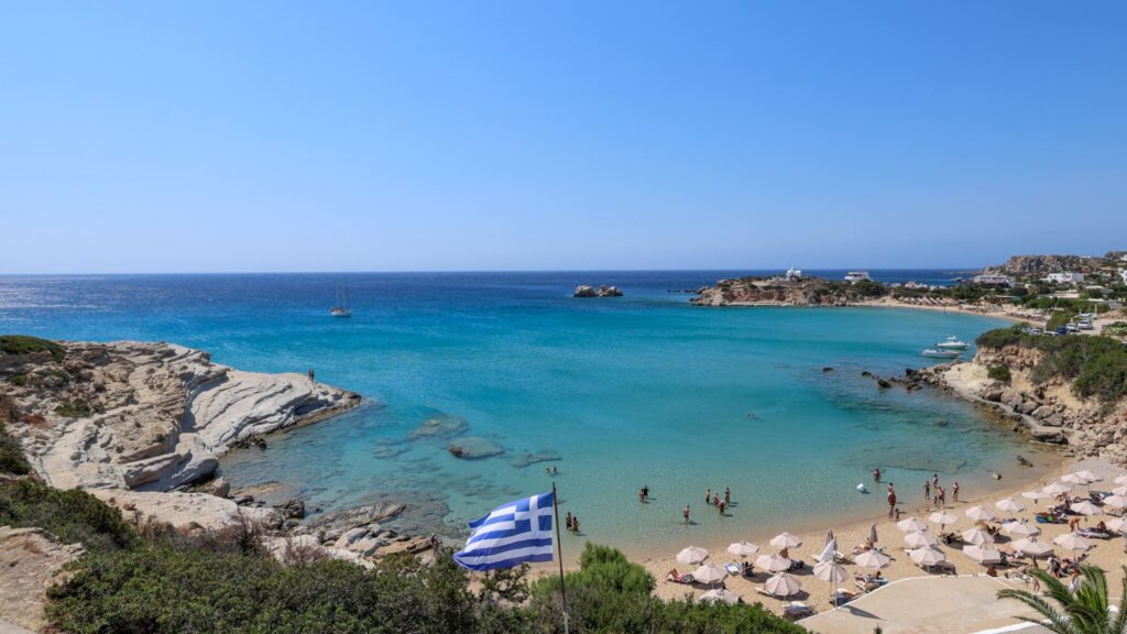 Amoopi Beach på Karpathos med turkis vann, sandstrand og badegjester en solrik sommerdag.