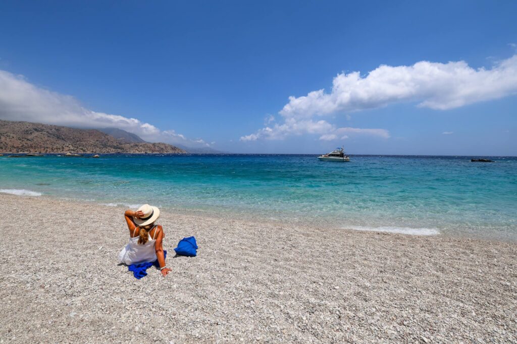 Kvinne på Apella Beach Karpathos.