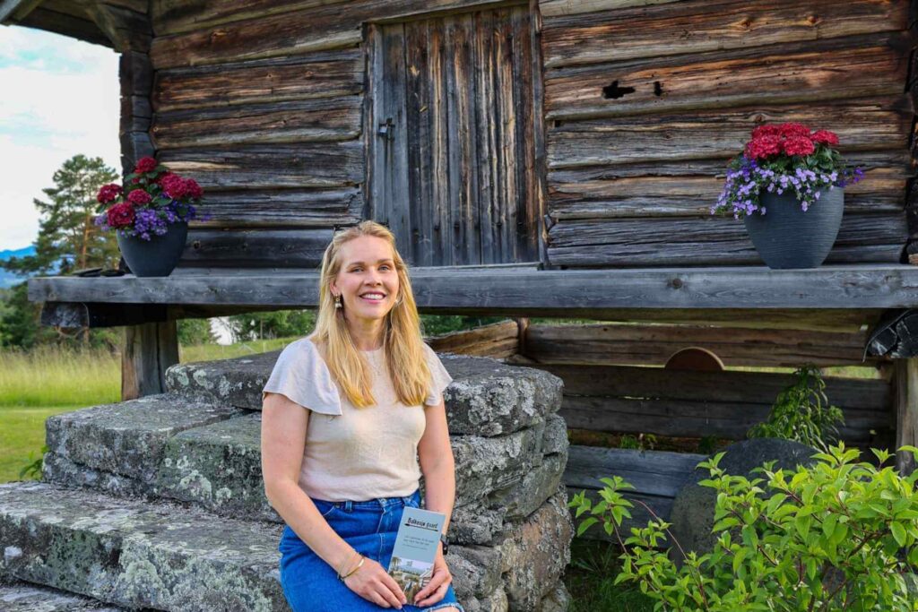 Vertskapet på Bolkesjø Gaard foran det historiske stabburet på den tradisjonsrike gården i Telemark.