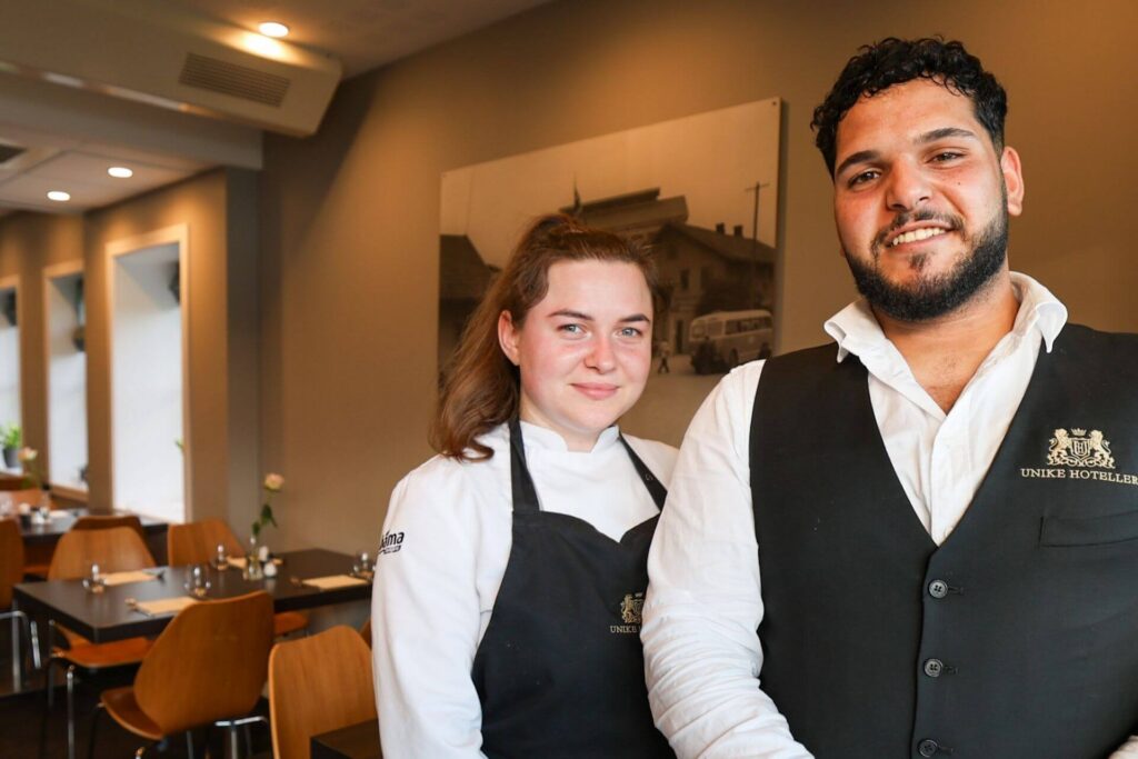 Ansatte ved Brattrein Hotell i Notodden ønsker gjestene velkommen i hotellets restaurant.
