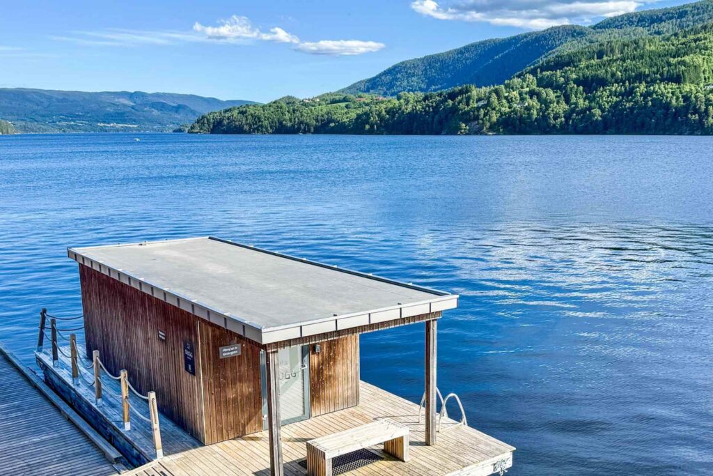 DUGG flytende badstue på Heddalsvannet i Notodden, med panoramautsikt over vannet og Telemarks vakre natur.