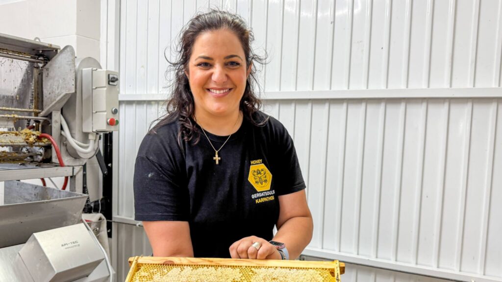 Økologisk honningprodusent hos Gergatsoulis Honey på Karpathos med honning fra bier som lever av timianblomster.