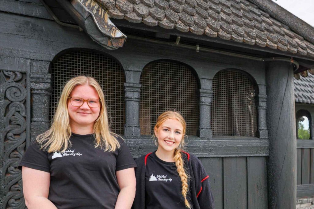 Guider ved Heddal stavkirke i Telemark, Norges største bevarte stavkirke fra 1200-tallet.