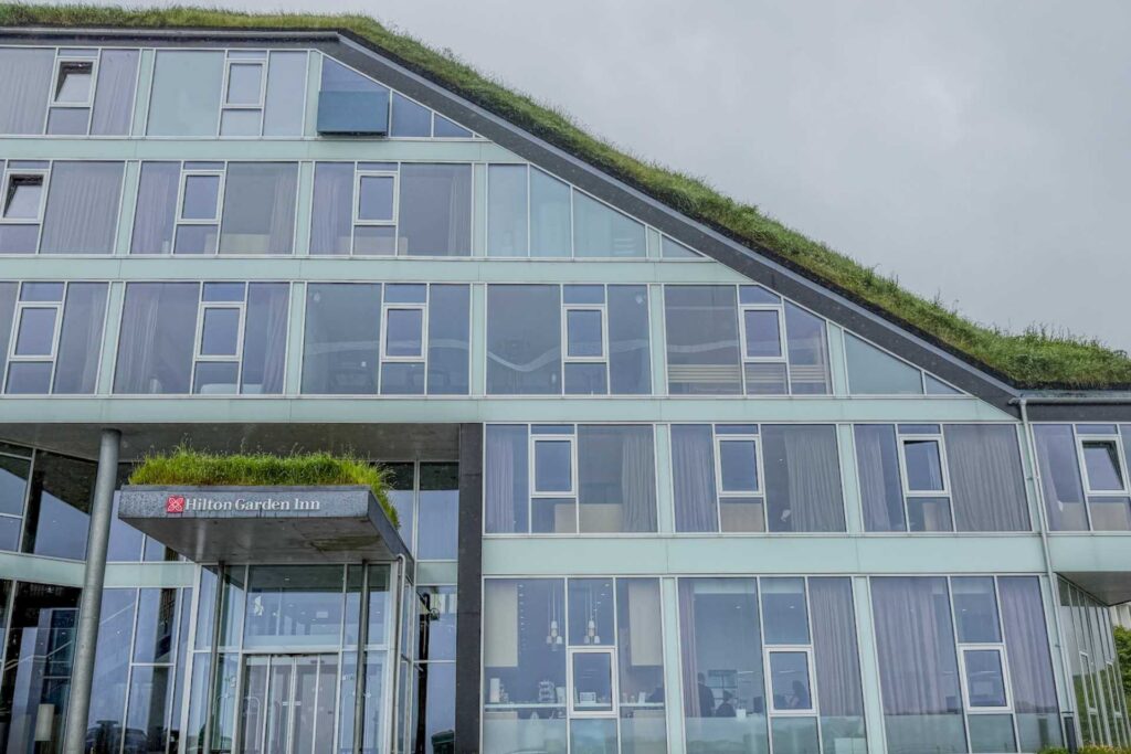 Hilton Garden Inn Faroe Islands Tórshavn er et stort, moderne hotell med grønt torvtak og stor parkering.