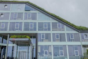 Hilton Garden Inn Faroe Islands Tórshavn er et stort, moderne hotell med grønt torvtak og stor parkering.