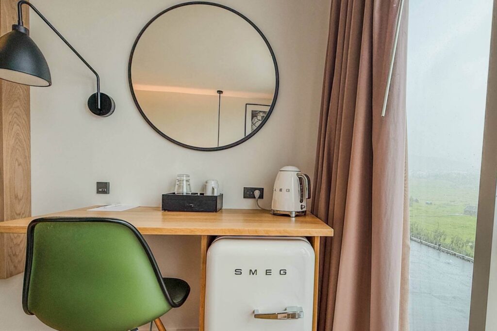 Skrivebord, minikjøleskap og kaffekrok på hotellrommet på Hilton Garden Inn Faroe Islands.