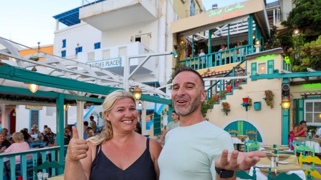 Smilende vertskaå på La Mirage restaurant i Pigaria Karpathos.