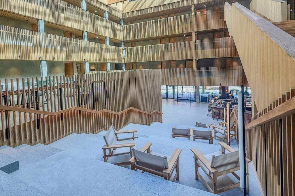 Det &aring;pne atriet p&aring; KG Hotel med nordisk design i tre og betong.