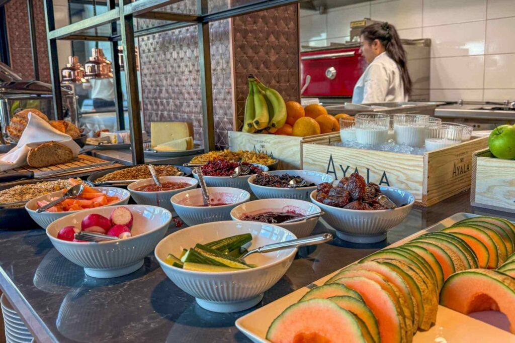 Frokostbuff&eacute; p&aring; KG Hotel med frisk frukt, yoghurt og p&aring;legg.