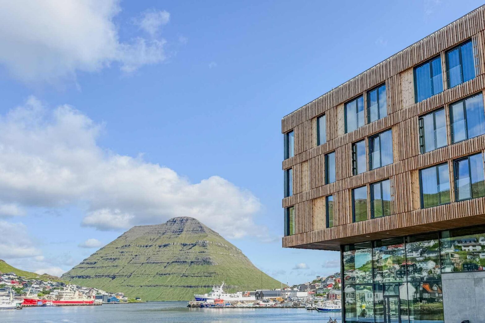 KG Hotel i Klaksvík på Færøyene med utsikt over havnen og det karakteristiske fjellet Klakkur.