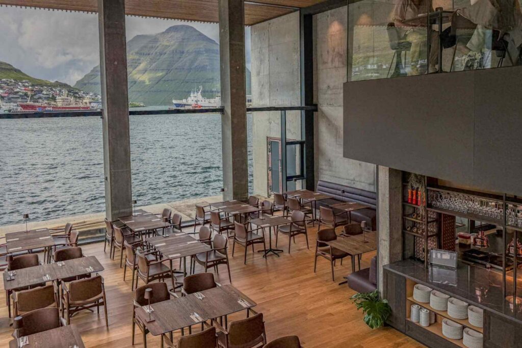 Restaurant p&aring; KG Hotel med panoramautsikt over havnen i Klaksv&iacute;k.