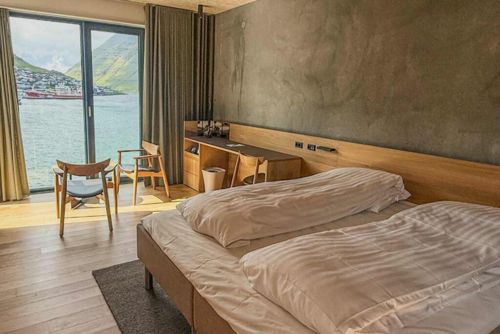 Dobbeltrom p&aring; KG Hotel med panoramautsikt over havnen i Klaksv&iacute;k p&aring; F&aelig;r&oslash;yene.