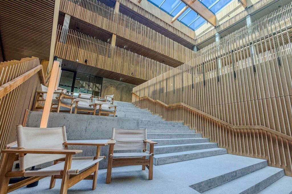 Trappeparti og sitteomr&aring;der i atriet p&aring; KG Hotel i Klaksv&iacute;k.
