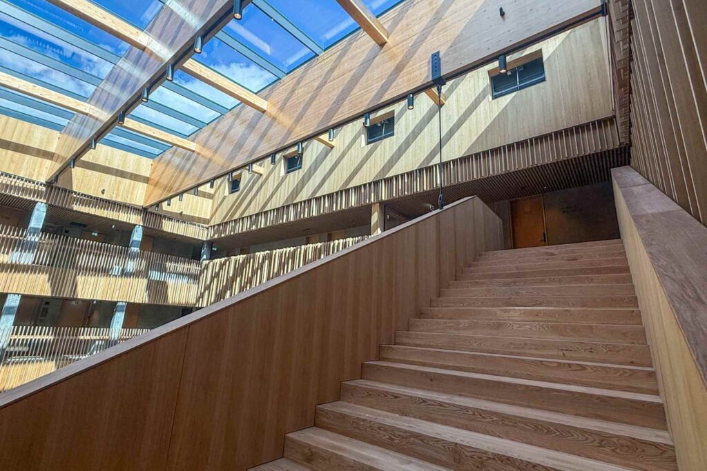 Atriet p&aring; KG Hotel med glasstak som slipper inn naturlig lys.