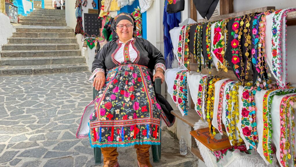 Eldre kvinne i tradisjonell folkedrakt i landsbyen Olympos på Karpathos.