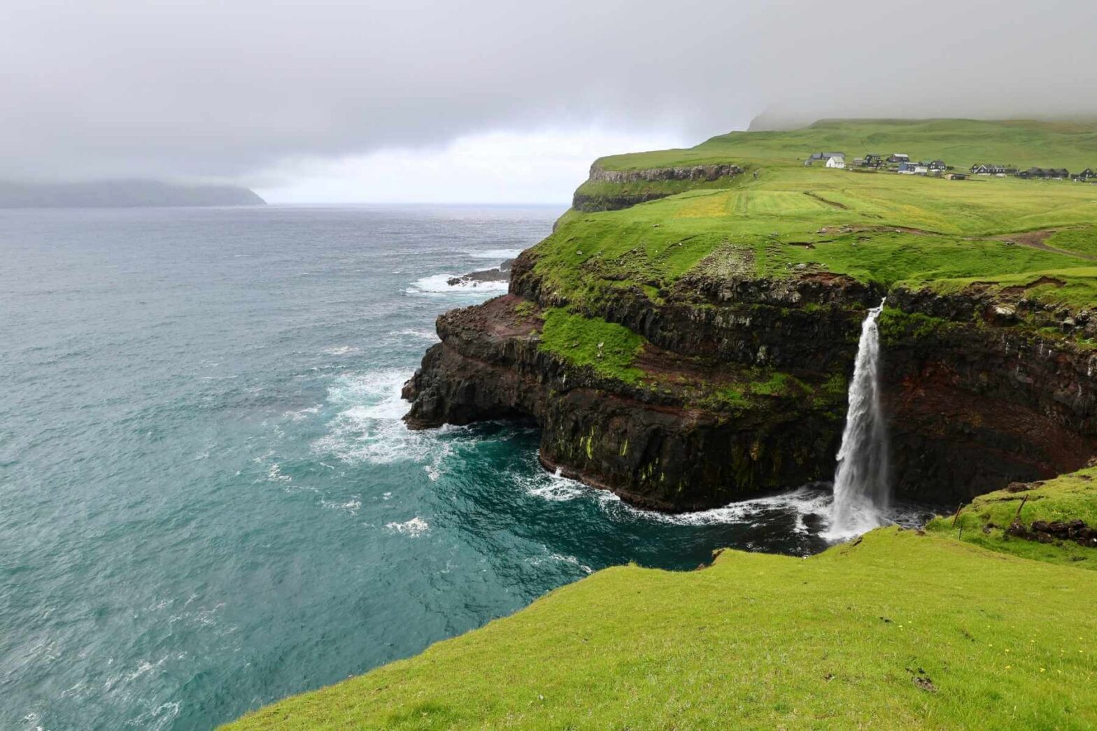 Múlafossur-fossen stuper rett i Atlanterhavet ved Gásadalur på Færøyene