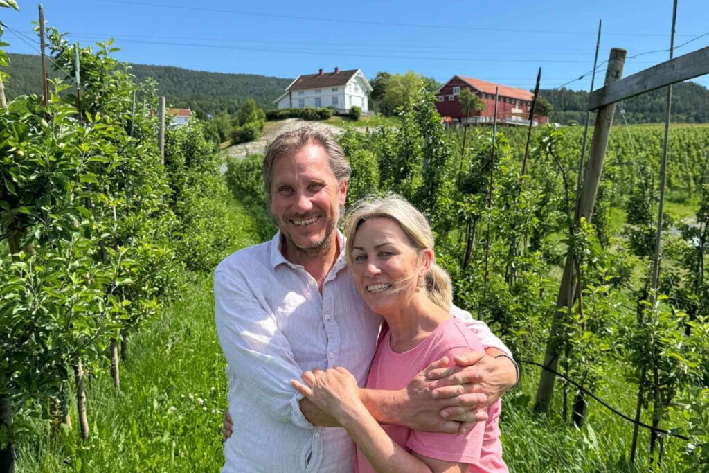 Vertskapet på NeRø viser fram eplehagen i Notodden, der økologiske epler dyrkes til prisvinnende eplemost og sider.