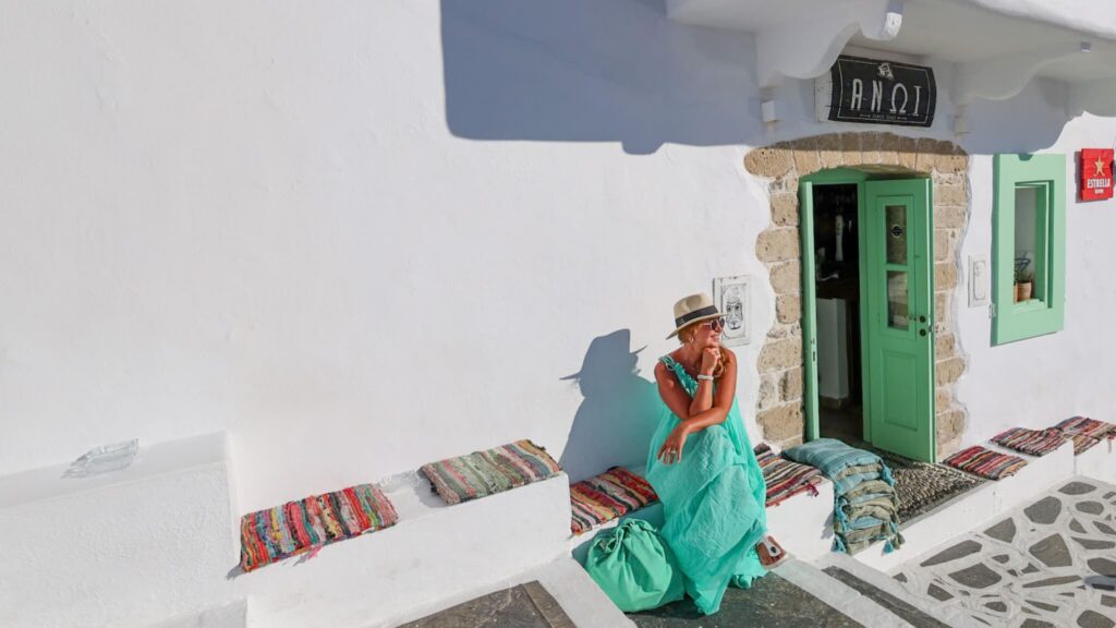 Kafé Anoi i Olympos på Karpathos med tradisjonell hvitkalket fasade og uteservering.