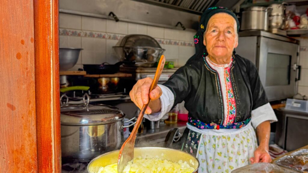 Eldre kvinne lager den tradisjonelle pastaretten makarounes i Olympos på Karpathos.
