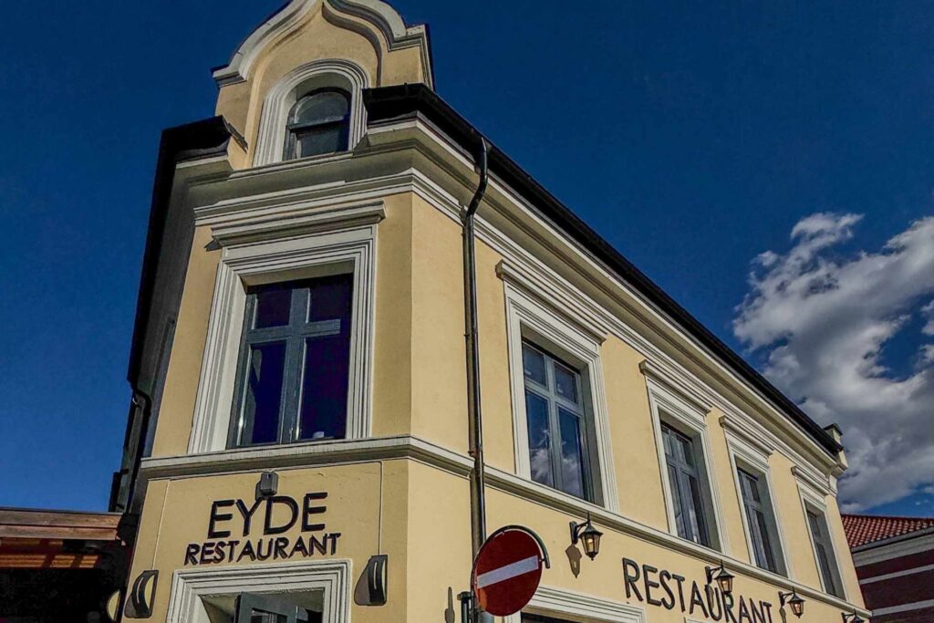 Fasaden til Restaurant Eyde i Notodden, oppkalt etter industrigründeren Sam Eyde og kjent for kortreiste råvarer og lokale matopplevelser.