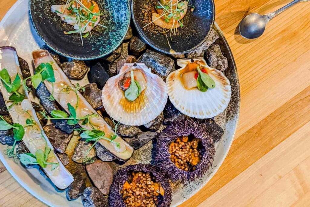 Signaturretter med sjømat servert på Restaurant ROKS i Tórshavn på Færøyene.