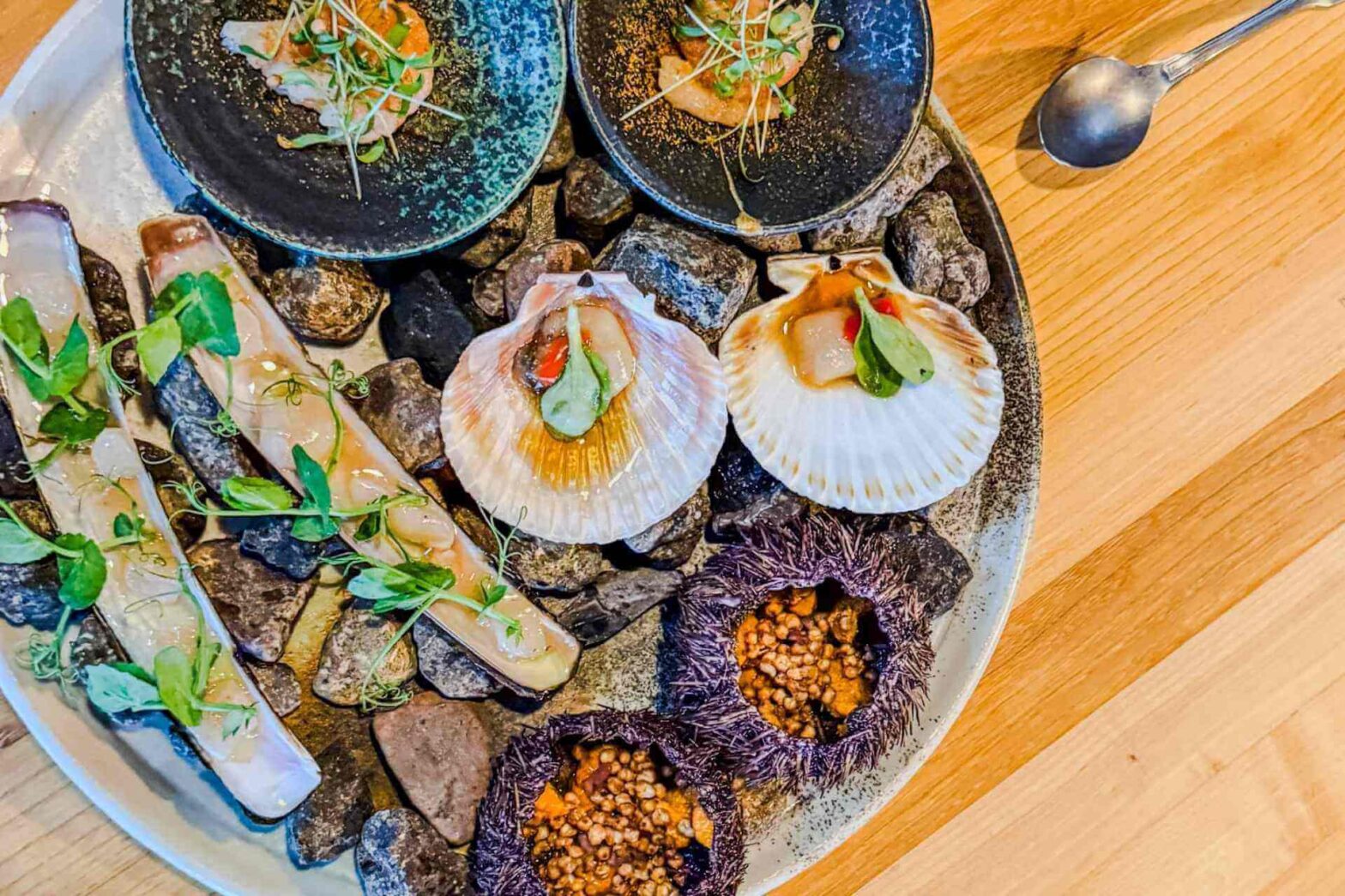 Signaturretter med lokale råvarer servert på Restaurant ROKS i Tórshavn på Færøyene.